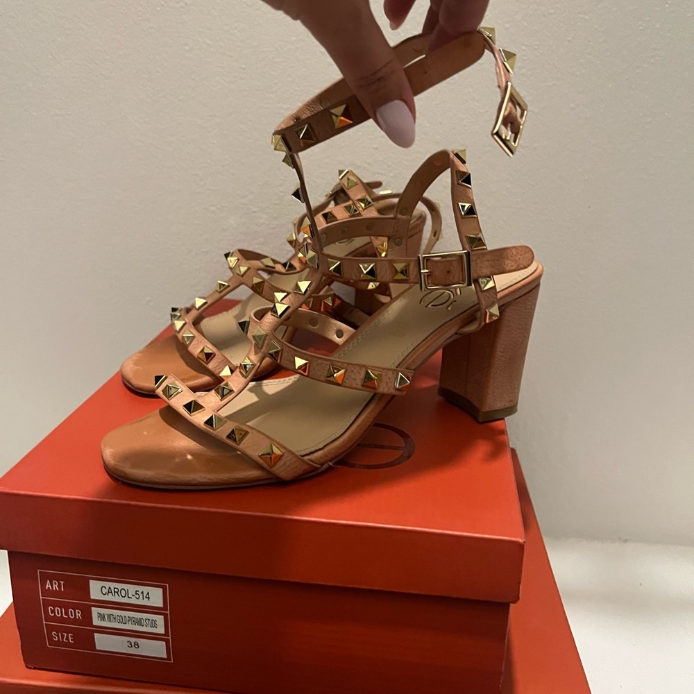 Nude stud heel